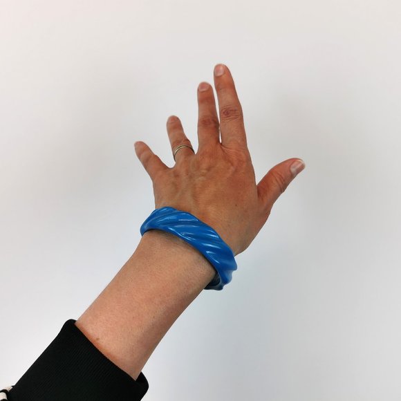 Blue Twist Plastic Vintage Bangle - Picture 8 of 12